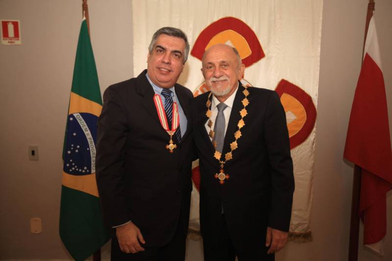 O Governo do Estado do Pará concedeu hoje 230 comendas do Mérito Grão-Pará (foto), a mais alta do Estado, a autoridades e servidores que se destacaram nos últimos oito anos de serviços prestados à população. “O ciclo que encerramos hoje não encerra nossa missão de servir ao público, porque uma vez servidores públicos, trabalhando em benefício da população, nunca mais deixamos de sê-lo, pois essa missão fica gravada em nossos corações”, disse o governador Simão Jatene aos agraciados. O governador entregou, pessoalmente, uma a uma as condecorações.  Das 230 medalhas, 14 foram no grau de Grande Oficial, 60 no grau de Comendador, 8 no grau de Oficial e 11 no grau de Cavaleiro aos servidores civis. Entre os militares, 4 receberam no grau de Comendador, 38 de Oficial e 109 no grau de Cavaleiro.

FOTO: CRISTINO MARTINS / AG. PARÁ
DATA: 31.12.2018
BELÉM - PARÁ <div class='credito_fotos'>Foto: Cristino Martins/Ag. Pará   |   <a href='/midias/2018/originais/7d8e5380-bdd3-4258-aa05-8c90e9a604e5.jpg' download><i class='fa-solid fa-download'></i> Download</a></div>