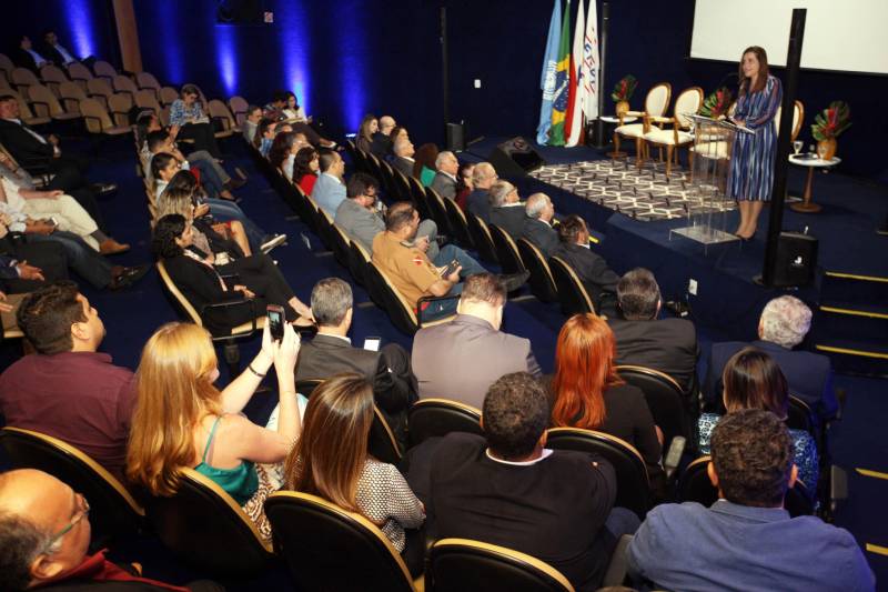 A secretária de Municípios Sustentáveis (Semsu), Izabela Jatene, representou o governador Simão Jatene na sessão pública de apoio à implantação do campus da Amazônia para Estudos e Pesquisas de Políticas Integradas de Proteção Ambiental e Progresso Sustentável da Universidade Mundial de Segurança e Desenvolvimento Social da Organização das Nações Unidas (ONU), em Belém. A desembargadora do Tribunal Regional Federal da Primeira Região, Mônica Sifuentes (foto), participou da programação em apoio à instalação, em Belém, de um dos campi da Universidade da ONU.
FOTO: CARLOS SODRÉ / AG. PARÁ
DATA: 23.05.2018
BELÉM - PARÁ <div class='credito_fotos'>Foto: CARLOS SODRÉ / AG. PARÁ | <a href='/midias/2018/originais/7d9389f8-0846-4c46-aa17-26ff48b89fd0.jpg' download><i class='fa-solid fa-download'></i> Download</a></div>