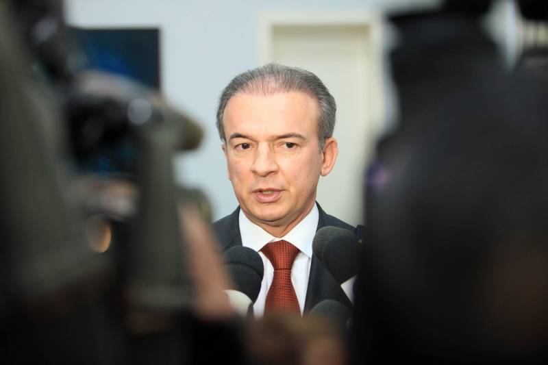 O Governo do Estado do Pará iniciou, nesta terça-feira (6), a transição da administração ao futuro governo. Na sede da Procuradoria Geral do Estado, o Procurador-geral, Ophir Cavalcante Júnior (foto) e o Auditor-geral do Estado, Roberto Amoras, receberam o ex-deputado Parsifal Pontes, coordenador da quipe de transição do governador eleito, Hélder Barbalho.
FOTO: THIAGO GOMES / AG. PARÁ
DATA: 06.11.2018
BELÉM - PARÁ <div class='credito_fotos'>Foto: Thiago Gomes /Ag. Pará | <a href='/midias/2018/originais/7d9d2abb-0294-47b0-803f-0ede8cf18352.jpg' download><i class='fa-solid fa-download'></i> Download</a></div>