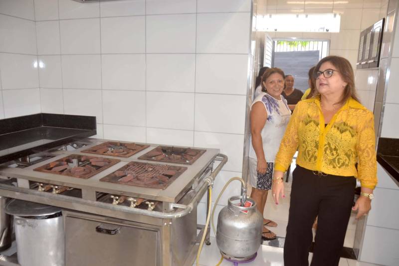 A Escola Estadual Mário Carneiro de Miranda, localizada no bairro da Sacramenta, em Belém, foi reinaugurada nesta terça-feira (22). Com 61 anos de fundação, a unidade foi reformada e ampliada a partir do Programa de Melhoria da Qualidade e Expansão da Cobertura da Educação Básica do Estado do Pará, que materializa o Pacto pela Educação. A obra custou R$ 1.862 milhão. A escola de Ensino Fundamental atende 296 alunos de 6 a 13 anos. A cerimônia de reinauguração foi presidida pela secretária de Estado de Educação, Ana Claudia Serruya Hage (blusa amarela), e reuniu, além da comunidade escolar, secretários adjuntos da Seduc e dirigentes de Unidades Seduc na Escola (Use), diretores e professores de outras escolas do bairro. A escola tem cinco salas de aula climatizadas, sala de professores, diretoria, dispensa, sala de leitura, banheiros para professores e alunos (masculino e feminino), banheiro para Portador de Necessidades Especiais, sala de informática, uma nova cozinha, bicicletário, todos devidamente identificados, inclusive em linguagem braile para orientação aos alunos de baixa visão.

FOTO: ELISEU DIAS / ASCOM SEDUC
DATA: 22.05.2018
BELÉM - PARÁ <div class='credito_fotos'>Foto: Eliseu Dias / Ascom Seduc   |   <a href='/midias/2018/originais/7da4e342-8e87-42d4-97d1-1cb0a2a16932.jpg' download><i class='fa-solid fa-download'></i> Download</a></div>