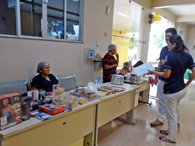 O hall da recepção do Hospital Público Estadual Galileu (HPEG), em Belém, recebeu o último “Canto da Empreendedora” (foto) do ano. A Feira de Empreendedorismo, que é realizada desde setembro de 2017 se encerrou ontem (6). O evento é totalmente voltado para incentivar a geração de renda extra entre as mães de pacientes em tratamento no Hospital Oncológico Infantil Octávio Lobo.

FOTO: ASCOM / HPEG
DATA: 07.12.2018
BELÉM - PARÁ <div class='credito_fotos'>Foto: ASCOM / HPEG   |   <a href='/midias/2018/originais/7da80ce9-0566-4ec3-ae76-673b381c8384.jpg' download><i class='fa-solid fa-download'></i> Download</a></div>