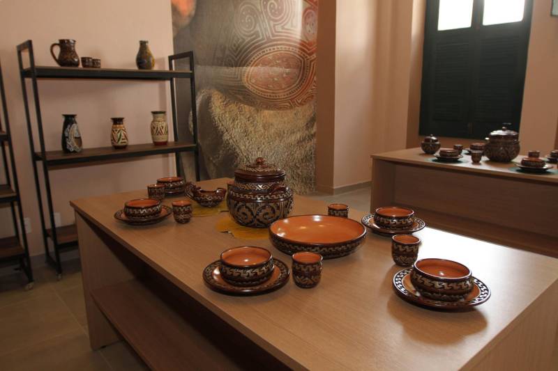 O Governo do Pará entregou nesta quarta-feira, 26, o prédio restaurado da antiga Estação de Trem de Icoaraci (foto). A entrega foi feita pelo governador Simão Jatene. “Estamos recuperando um pedaço importante da história de Belém, de todo o Pará”, disse o governador. Após cinco meses de reforma, a antiga Estação Ferroviária de São João de Pinheiro, atual Icoaraci, foi entregue totalmente restaurada. Há pelo menos 35 anos, o espaço era ocupado pela Cooperativa de Artesãos de Icoaraci (Coarti) e agora vai servir para comercialização e exposição de artesanato, além de espaço para eventos culturais. “Será um espaço multiuso, para manifestações culturais, manifestações sociais e, claro, para a comercialização de artesanato, que é o carro-chefe de Icoaraci”, disse o secretário de estado de Desenvolvimento Econômico, Mineração e Energia (Sedeme), Hildegardo Nunes.

FOTO: CRISTINO MARTINS / AG. PARÁ
DATA: 26.12.2018
ICOARACI - PARÁ <div class='credito_fotos'>Foto: Cristino Martins/Ag. Pará   |   <a href='/midias/2018/originais/7dbb34aa-07b9-46c9-974e-074427e47aa9.jpg' download><i class='fa-solid fa-download'></i> Download</a></div>