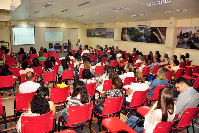 Mais de 50 profissionais de saúde que atuam em serviços de atenção domiciliar em 20 municípios paraenses estão reunidos até esta quinta-feira (26), em Belém, para o II Encontro Estadual do Programa Melhor em Casa (foto), criado pelo governo federal, orientado pela Coordenação Estadual de Atenção Domiciliar da Secretaria de Estado de Saúde Pública (Sespa) e executado pelas prefeituras, para atender pessoas com necessidade de reabilitação motora, idosos, pacientes crônicos ou que estejam em situação pós-cirúrgica. "A proposta é sensibilizar a implantação em outros municípios e ao mesmo tempo promover uma troca de experiências entre os profissionais que já atuam no cotidiano do programa", comenta o psicólogo Guilherme Moura, coordenador estadual de Atenção Domiliciar da Sespa, setor responsável pela articulação do Melhor em Casa no Pará.
FOTO: JOSÉ PANTOJA / ASCOM SESPA
DATA: 25.04.2018
BELÉM - PARÁ <div class='credito_fotos'>Foto: José Pantoja / Ascom Sespa | <a href='/midias/2018/originais/7dcfd552-1472-46ff-8e99-fec08290236c.jpg' download><i class='fa-solid fa-download'></i> Download</a></div>