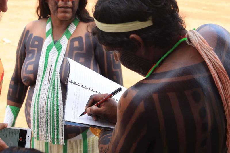 Está quase tudo pronto para a 6ª Semana dos Povos Indígenas, que começa neste domingo (15), em São Félix do Xingu, no sudeste do Pará. Antes de sair das aldeias em direção a São Félix – o terceiro maior município paraense em extensão territorial, atrás apenas de Altamira e Oriximiná –, as tribos fazem festa, numa espécie de preparação para os dias vindouros longe de casa. Na aldeia Krôkamôr, às margens do Rio Xingu e longe cerca de oito horas de barco da sede municipal, homens, mulheres e crianças Kayapó se unem na dança Kwyrykangô.
FOTO: RODOLFO OLIVEIRA / AG. PARÁ
DATA: 15.04.2018
SÃO FÉLIX DO XINGU - PARÁ <div class='credito_fotos'>Foto: Rodolfo Oliveira/Ag. Pará | <a href='/midias/2018/originais/7dd8c5cf-1679-4173-9c7f-426eb3a60048.jpg' download><i class='fa-solid fa-download'></i> Download</a></div>