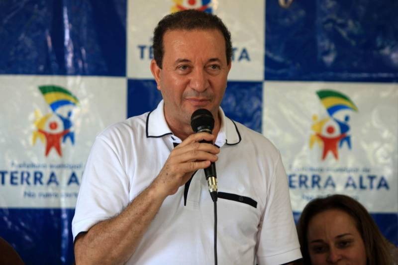 A agenda no município de Terra Alta também foi referente ao Programa Asfalto na Cidade. A Ordem de Serviço para a pavimentação de 4 km de vias urbanas foi assinada na cerimônia realizada no Auditório Municipal. O presidente da Assembleia Legislativa do Pará (Alepa), Márcio Miranda (foto), foi um dos parlamentares que acompanhou a agenda governamental na região. 

FOTO: RODOLFO OLIVEIRA / AG. PARÁ
DATA: 13.06.2018
TERRA ALTA - PARÁ <div class='credito_fotos'>Foto: Rodolfo Oliveira/Ag. Pará   |   <a href='/midias/2018/originais/7ddbd3b0-21cc-4e33-bb9b-69cd80fa978f.jpg' download><i class='fa-solid fa-download'></i> Download</a></div>