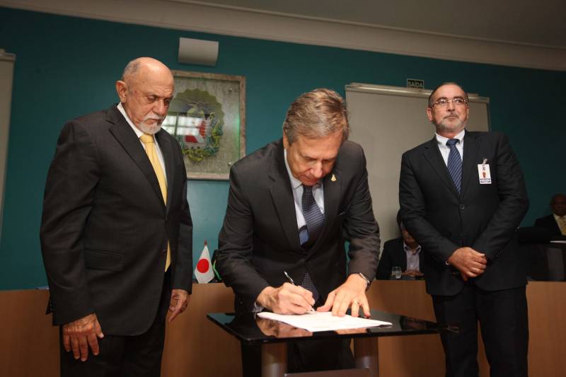 Governo do Estado, Agência de Cooperação Internacional do Japão (Jica) e Embaixada do Japão no Brasil assinaram (foto) no final da tarde desta sexta-feira a Ordem de Serviço que marca que marca o início das obras na Rodovia BR-316. As obras iniciam já na próxima segunda-feira.Com projeto arrojado, que trará grande reforma estrutural para a entrada da capital paraense, desde a rede de drenagem, até os chamados retoques finos, como paisagismo e moderna rede de iluminação pública em LED, abrange os municípios de Belém, Ananindeua e Marituba, em 10,8 km de extensão. As obras de reconstrução e requalificação incluem pistas com três faixas de rolagem nos dois sentidos, com pavimento flexível, uma faixa (em cada sentido) exclusiva para o BRT Metropolitano, duas ciclovias bidirecionais, gramado próximo à ciclovia para arborização, dois passeios para circulação de pedestres com 2,5m de largura, faixa de piso tátil e rampas de acessibilidade, de acordo com a legislação vigente, além de mobiliário urbano (bancos, lixeiras e abrigos em paradas de ônibus convencionais).

FOTO: SIDNEY OLIVEIRA / AG. PARÁ
DATA: 07.12.2018
BELÉM - PARÁ <div class='credito_fotos'>Foto: Sidney Oliveira/Ag. Pará   |   <a href='/midias/2018/originais/7ddee85a-ed92-41d4-bd8b-b1ad4898cccf.jpg' download><i class='fa-solid fa-download'></i> Download</a></div>