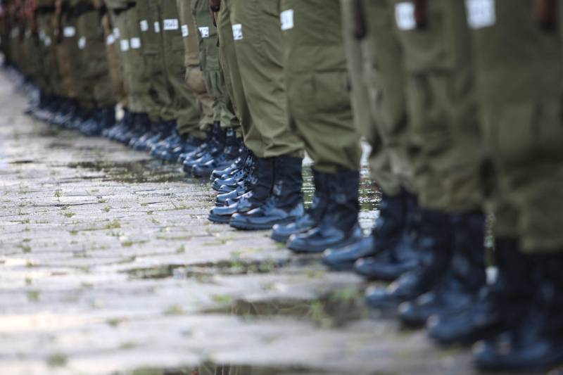 Cerca de 2.400 policiais militares que estão em processo de formação por meio dos Cursos de Formação de Praças (CFP), de Oficiais (CFO), de Habilitação de Oficiais (CHO) e de Adaptação de Oficiais (CHO). Durante a caminhada (foto), a Academia de Polícia Militar “Cel Fontoura” executou a primeira marcha administrativa para exercitar os pelotões do Curso de Formação de Oficiais (CFO) e do Curso de Adaptação de Oficiais da PMPA (CADO) nos deslocamentos a pé por longos percursos. A caminhada de 10 Km contou com a participação de 183 alunos da Academia de Polícia Militar.
FOTO: MÁCIO FERREIRA / AG. PARÁ
DATA: 15.02.2018
MARITUBA - PARÁ <div class='credito_fotos'>Foto: MÁCIO FERREIRA/ AG. PARÁ | <a href='/midias/2018/originais/7ddf0bcd-8243-46df-a22e-73f3e569cc73.jpg' download><i class='fa-solid fa-download'></i> Download</a></div>