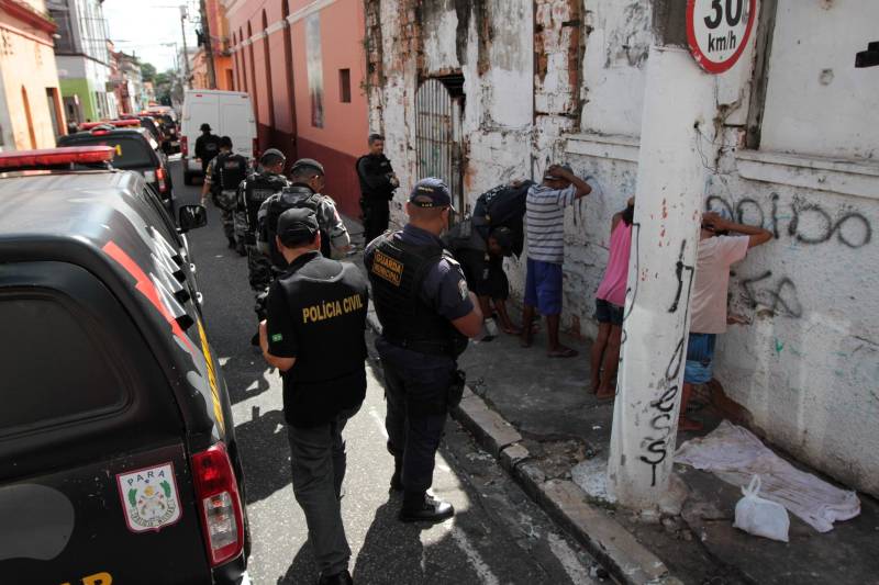 Após dois meses de investigação e um trabalho intenso de inteligência, as forças de segurança estaduais prenderam na tarde de hoje, durante a “Operação Campina”, desencadeada no bairro de mesmo nome, centro de Belém, quatro mulheres acusadas de tráfico de drogas e apreendeu quase dois quilos de cocaína, maconha e crack, resultado do cumprimento de oito mandados de busca e apreensão.
FOTO: CRISTINO MARTINS / AG. PARÁ
DATA: 16.02.2018
BELÉM - PARÁ <div class='credito_fotos'>Foto: Cristino Martins/Ag. Pará | <a href='/midias/2018/originais/7de507b6-36b8-4a2d-8774-b79312a67f37.jpg' download><i class='fa-solid fa-download'></i> Download</a></div>