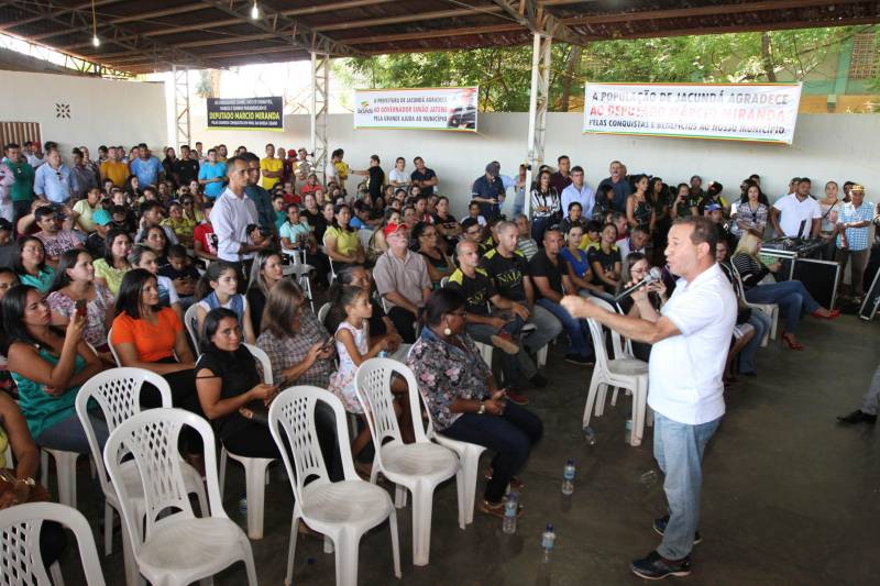 O município de Jacundá, no sudeste paraense, recebeu nesta sexta-feira (6) importantes investimentos em segurança e infraestrutura. O Governo do Estado repassou para o policiamento do município 5 viaturas e 2 veículos para o reforço das ações Departamento de Trânsito do Estado (Detran). Foi entregue ainda a ordem de serviço para a pavimentação asfáltica de cinco quilômetros de vias, na ordem de R$ 3 milhões. A cerimônia foi no salão paroquial da Igreja de Nossa Senhora do Perpetuo Socorro, conduzida pela secretária de Municípios Sustentáveis, Izabela Jatene, que representou o governador Simão Jatene, e contou com a participação de representantes de parlamentares, lideranças comunitárias, entre outras autoridades municipais. Na foto, o presidente da Alepa, deputado Márcio Miranda.
FOTO: CRISTINO MARTINS / AG. PARÁ
DATA: 06.07.2018
JACUNDÁ - PARÁ <div class='credito_fotos'>Foto: Cristino Martins/Ag. Pará | <a href='/midias/2018/originais/7de51627-a269-476a-b1cf-0abb2e06f526.jpg' download><i class='fa-solid fa-download'></i> Download</a></div>