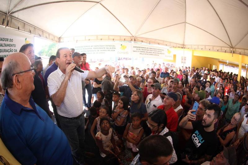 Também foram entregues nesta segunda (25) obras no distrito de Serra Pelada, em Curionópolis, sudeste do Estado. Uma das inaugurações foi a da Escola Estadual de Ensino Médio Joaquina Diamantina. A unidade de ensino teve investimento de R$ 220 mil em serviços nas redes elétrica e hidráulica, além de pintura, melhoria do forro e cobertura, assim como parte do piso, muro e calçada. Fundada em 1989, a escola foi praticamente reconstruída para atender com qualidade os 232 estudantes, nos turnos da tarde e à noite. São três salas de aula; bloco administrativo (sala da direção, sala dos professores e secretaria); uma copa cozinha, uma dispensa para armazenamento de alimentos da merenda escolar e banheiros masculino, feminino e de pessoa com deficiência (PCD). Em Curionópolis, o governador também entregou a pavimentação asfáltica de quatro quilômetros de vias urbanas, uma parceria com a Prefeitura de Curionópolis, dentro do Programa Asfalto na Cidade. Para esta obra, foram destinados R$ 1,7 milhão, que incluem serviços em terra, sub-base e base, pavimentação em CBUQ (Concreto Betuminoso Usinado a Quente) de três centímetros de espessura, meio-fio de concreto com lâmina d’água e sinalização horizontal. Curionópolis é um dos 99 municípios paraenses que assinaram com o governo o Termo de Asfalto, sendo que 33 já iniciaram as obras. Somados, os termos garantirão 529,6 km de pavimentação de vias urbanas – um investimento total de quase R$ 255 milhões do Tesouro Estadual.
FOTO: THIAGO GOMES / AG. PARÁ
DATA: 25.06.2018
CURIONÓPOLIS - PARÁ <div class='credito_fotos'>Foto: Thiago Gomes /Ag. Pará | <a href='/midias/2018/originais/7de52d2f-4b86-4844-b279-cef07361ef80.jpg' download><i class='fa-solid fa-download'></i> Download</a></div>