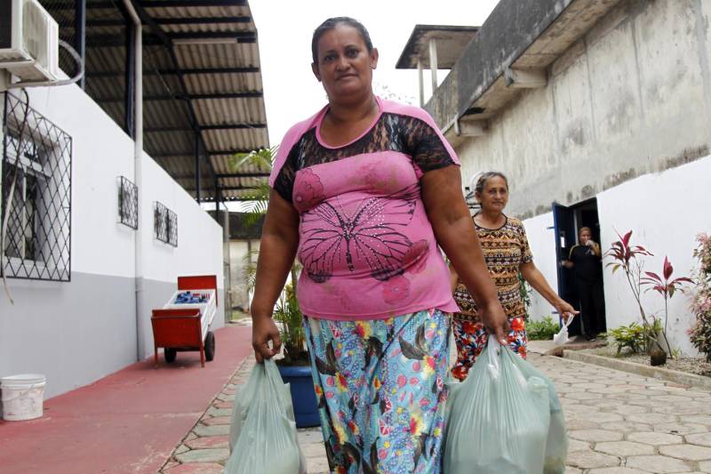Há dois anos dona Alcione do Socorro (foto) visita o filho que cumpre pena no Presídio Estadual Metropolitano II (PEM II), no Complexo Penitenciário de Marituba. Todos os sábados ela sai do munícipio de Benevides, e chegar a aguardar por até três horas um ônibus passar e parar pra chegar até a penitenciária.
FOTO: AKIRA ONUMA / ASCOM SUSIPE
DATA: 12.05.2018
MARITUBA - PARÁ <div class='credito_fotos'>Foto: Akira Onuma / Ascom Susipe | <a href='/midias/2018/originais/7de54bfc-e3b2-447d-ac72-9a0887fb5dd0.jpg' download><i class='fa-solid fa-download'></i> Download</a></div>