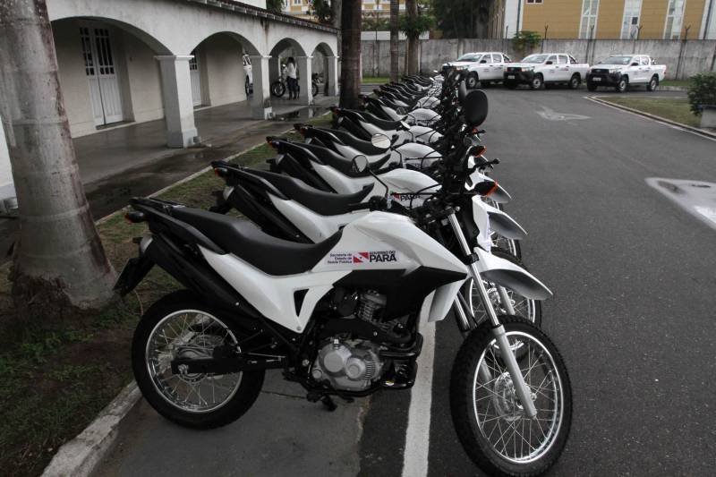 Quase R$ 2 milhões em equipamentos para o combate a malária no Pará foram distribuídos, nesta quarta-feira (7), em cerimônia no Palácio do Governo, em Belém. No total 38 microscópios, 21 motocicletas e 9 caminhonetes foram entregues, pelo governador Simão Jatene, a representantes de 11 municípios beneficiados, de diferentes regiões do Pará.
FOTO: CRISTINO MARTINS / AG. PARÁ
DATA: 07.03.2018
BELÉM - PARÁ <div class='credito_fotos'>Foto: Cristino Martins/Ag. Pará | <a href='/midias/2018/originais/7de9fd1f-24f1-465d-82db-8808eb88c199.jpg' download><i class='fa-solid fa-download'></i> Download</a></div>