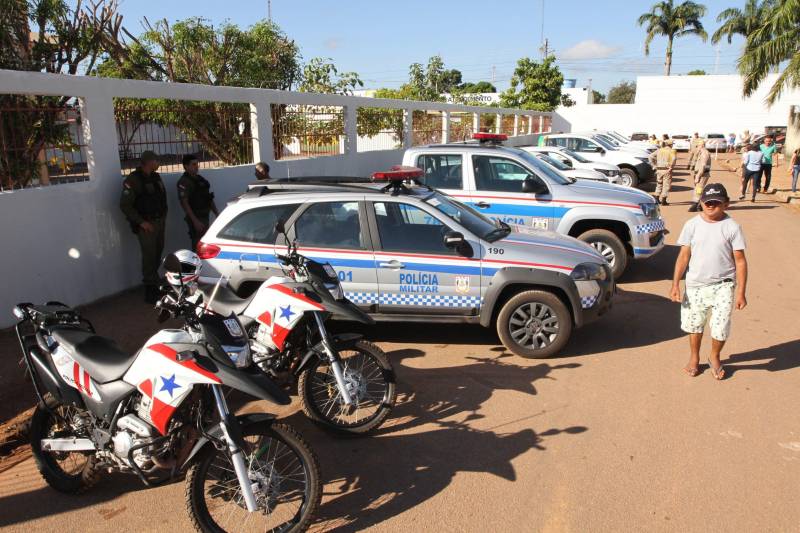 O município de Jacundá, no sudeste paraense, recebeu nesta sexta-feira (6) importantes investimentos em segurança e infraestrutura. O Governo do Estado repassou para o policiamento do município 5 viaturas e 2 veículos para o reforço das ações Departamento de Trânsito do Estado (Detran). Foi entregue ainda a ordem de serviço para a pavimentação asfáltica de cinco quilômetros de vias, na ordem de R$ 3 milhões. A cerimônia foi no salão paroquial da Igreja de Nossa Senhora do Perpetuo Socorro, conduzida pela secretária de Municípios Sustentáveis, Izabela Jatene, que representou o governador Simão Jatene, e contou com a participação de representantes de parlamentares, lideranças comunitárias, entre outras autoridades municipais.
FOTO: CRISTINO MARTINS / AG. PARÁ
DATA: 06.07.2018
JACUNDÁ - PARÁ <div class='credito_fotos'>Foto: Cristino Martins/Ag. Pará | <a href='/midias/2018/originais/7dfb8ea2-7d80-464d-8541-1e4d9e14df5e.jpg' download><i class='fa-solid fa-download'></i> Download</a></div>