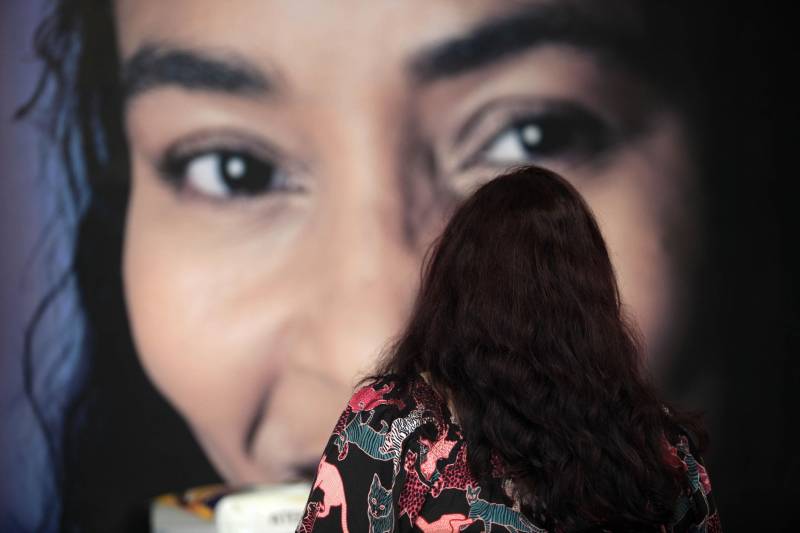 Este é o caso da mineira F.V, 45 anos (foto). Há um ano, ela procurou a Deam/Pro Paz Mulher depois de ser abandonada pelo marido, que a trouxe de Minas Gerais para Belém e a submetia à violência psicológica constante e ainda deixou seus dois filhos sem o pagamento da pensão alimentícia. Sem conhecer ninguém em Belém, ela soube da existência da Deam/Pro Paz Mulher ao assistir um comercial alusivo ao 8 de março e buscou ajuda na delegacia.
FOTO: MÁCIO FERREIRA / AG. PARÁ
DATA: 08.03.2018
BELÉM - PARÁ <div class='credito_fotos'>Foto: MÁCIO FERREIRA/ AG. PARÁ | <a href='/midias/2018/originais/7e031bf0-ea8c-4558-b1ae-e9436b73cb70.jpg' download><i class='fa-solid fa-download'></i> Download</a></div>