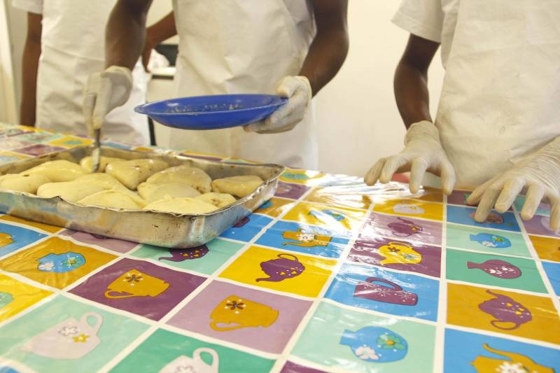 As 14 unidades socioeducativas do Pará promovem a partir desta semana o IV Recreio de Verão Socioeducativo (foto), uma iniciativa que reúne atividades de arte, cultura, esporte e lazer para adolescentes e jovens em privação de liberdade, potencializando as atividades pedagógicas no mês de julho, durante o recesso escolar. Em Marabá, no sudeste paraense, arte-educadores e servidores do Centro de Internação do Adolescente Masculino (Ciam-Marabá) realizam uma série de atividades e oficinas desde esta terça-feira (10). Entre essas atividades estão jogos de futebol, futsal e vôlei, além de oficina de pipa e pintura, artesanato, ações socioambientais, teatro e panificação. A coordenadora do complexo esportivo e cultural Apoena, Marta Santos, informou que as oficinas realizadas na unidade de Marabá são uma extensão das atividades já realizadas nas unidades de Belém, com iniciativas que fortaleçam o processo de ressocialização dos jovens assistidos. “Aqui, em Marabá, estamos potencializando as atividades ao longo da semana, culminando com uma apresentação especial na sexta-feira (13), fruto das atividades realizadas ao longo da semana. Contamos com 57 adolescentes, e atividades sendo realizadas ao longo de todo o mês, um trabalho que eles gostam e se identificam”, afirmou a coordenadora.
FOTO: FRANKLIN SALVADOR / ASCOM FASEPA
DATA: 10.07.2018
BELÉM - PARÁ <div class='credito_fotos'>Foto: FRANKLIN SALVADOR / ASCOM FASEPA | <a href='/midias/2018/originais/7e09b0e7-9673-4c01-93a3-5e4adb4254cb.jpg' download><i class='fa-solid fa-download'></i> Download</a></div>