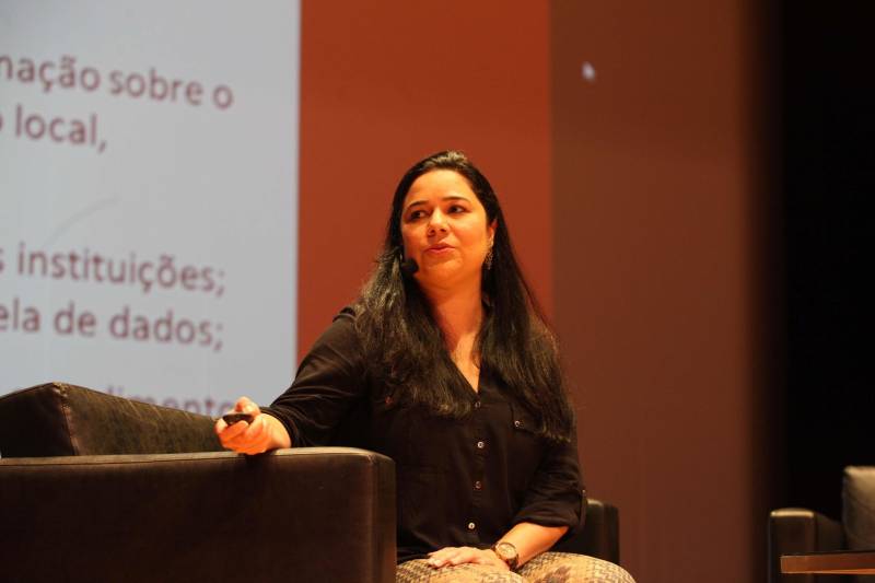 Todas as pessoas que deixaram o teatro onde acontece o Publicom Belém 2018 saíram animadas com o primeiro dia de evento, que encerrou às 20h desta segunda-feira (11). Ter a oportunidade de conhecer mais sobre temas atuais, conhecer de perto profissionais de sucesso da área de comunicação e trocar experiências com estudantes e outros profissionais da área foram os benefícios mais citados por quem participou do evento, que já acontece desde 2013. Na foto, a jornalista Luciana Abade.
FOTO: RODOLFO OLIVEIRA / AG. PARÁ
DATA: 11.06.2018
BELÉM - PARÁ <div class='credito_fotos'>Foto: Rodolfo Oliveira/Ag. Pará | <a href='/midias/2018/originais/7e0e17e2-ec0c-4b7f-9aa8-a01d15445cfb.jpg' download><i class='fa-solid fa-download'></i> Download</a></div>