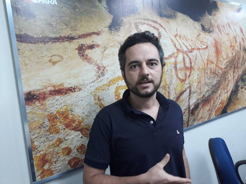 Representantes do Programa das Nações Unidas para Assentamentos Humanos (ONU-HABITAT) reuniram-se nesta segunda feira (23), no Centro de Governo do Baixo Amazonas, com sede em Santarém, para apresentar à equipe as ferramentas para o fortalecimento do modelo de Governança Pública Compartilhada, implantado pelo Governo do Estado, a partir da instalação da nova estrutura regional administrativa, que abrange os municípios localizados no Baixo Amazonas e Tapajós. A ONU-Habitat está inserida no Programa Estratégico Pará Sustentável, projeto que tem como objetivo reduzir a pobreza e a desigualdade no Estado, alicerçado em três pilares: o "Pará 2030", voltado para as matrizes econômicas; o "Pará Social", destinado ao desenvolvimento familiar e inclusão social e o "Pará Ambiental", direcionado para a sustentabilidade e preservação do meio ambiente. Na foto, consultor do Programa das Nações Unidas para o Desenvolvimento (PNUD), Vinicius Ferreira.
FOTO: SAMUEL ALVARENGA / SECOM
DATA: 23.04.2018
SANTARÉM - PARÁ <div class='credito_fotos'>Foto: Samuel Alvarenga / Secom | <a href='/midias/2018/originais/7e1091fa-3a79-464a-b141-a7e2334645c6.jpg' download><i class='fa-solid fa-download'></i> Download</a></div>