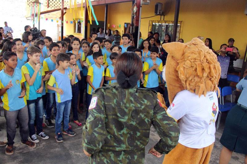 Nesta sexta-feira (15), 243 alunos participaram da formatura do Programa Educacional de Resistência às Drogas, o Proerd (foto), em evento realizado na Escola Municipal de Ensino Fundamental João Nunes de Souza, no bairro Coqueiro, em Ananindeua. A solenidade de formatura contou com estudantes do 4° e 5° anos do ensino fundamental, que juraram responsabilidade na resistência de dizer não às drogas e fazer valer seus direitos. O comandante geral, coronel Hilton Benigno, reforçou junto às crianças a importância de dizer não às drogas.
FOTO: ASCOM / POLÍCIA MILITAR
DATA: 16.05.2018
ANANINDEUA - PARÁ <div class='credito_fotos'>Foto: Ascom Polícia Militar | <a href='/midias/2018/originais/7e16491d-a7e7-47fe-ae36-e1740171c010.jpg' download><i class='fa-solid fa-download'></i> Download</a></div>