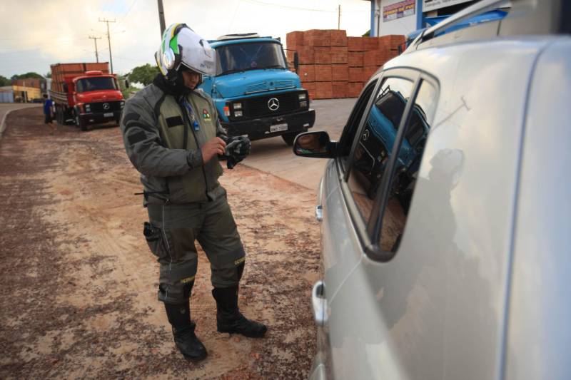 Atuação dos agentes de segurança durante a Operação Verão 2018 no segundo final de semana de férias.
FOTO: MÁCIO FERREIRA / AG. PARÁ
DATA: 07.07.2018
SALINÓPOLIS - PARÁ <div class='credito_fotos'>Foto: MÁCIO FERREIRA/ AG. PARÁ | <a href='/midias/2018/originais/7e187f5d-0245-4dc0-b78c-502d918410a3.jpg' download><i class='fa-solid fa-download'></i> Download</a></div>