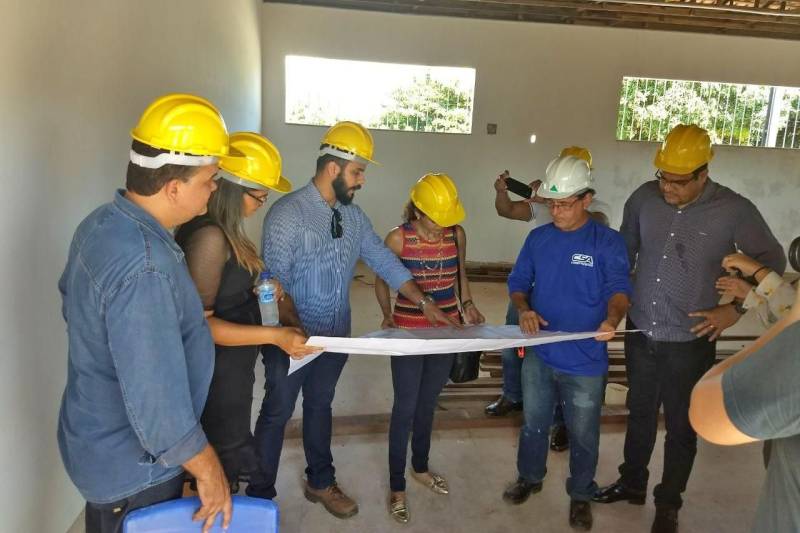 O Centro Regional de Governo do Sudeste do Pará completou 100 dias de trabalho no início deste mês. A data foi marcada por uma agenda especial da Secretaria Extraordinária dos Municípios Sustentáveis (Semsu) em 10 municípios da região. Durante as visitas, entre os dias 9 e 12, o secretário regional, Jorge Bittencourt, e coordenadores do Centro, participaram de reuniões de integração, acompanharam obras em andamento e inaugurações, como a da Unidade Pro Paz Integrada (UIPP), e a entrega de uma viatura para a Polícia Civil, em Brejo Grande do Araguaia (foto). Na agenda foram assinados convênios também em São Domingos do Araguaia, Curionópolis, Canaã dos Carajás, Rio Maria, Pau D’Arco e Xinguara, que totalizam mais de 25 milhões de reais em investimentos do Governo do Pará nas áreas de saúde, educação e infraestrutura. O Centro Regional de Governo do Sudeste do Pará, instalado em Marabá, tem fortalecido a aproximação com os 39 municípios da mesorregião sudeste, composta pelas cidades das regiões de integração de Carajás, Araguaia, Lago de Tucuruí e mais cinco municípios do Rio Capim.
FOTO: KÉLIA SANTOS / ASCOM CRGSP
DATA: 09.05.2018
BREJO GRANDE DO ARAGUAIA <div class='credito_fotos'>Foto: KÉLIA SANTOS / ASCOM CRGSP | <a href='/midias/2018/originais/7e1b1e09-9cb2-4e5e-822f-ec15a5eeebc4.jpg' download><i class='fa-solid fa-download'></i> Download</a></div>