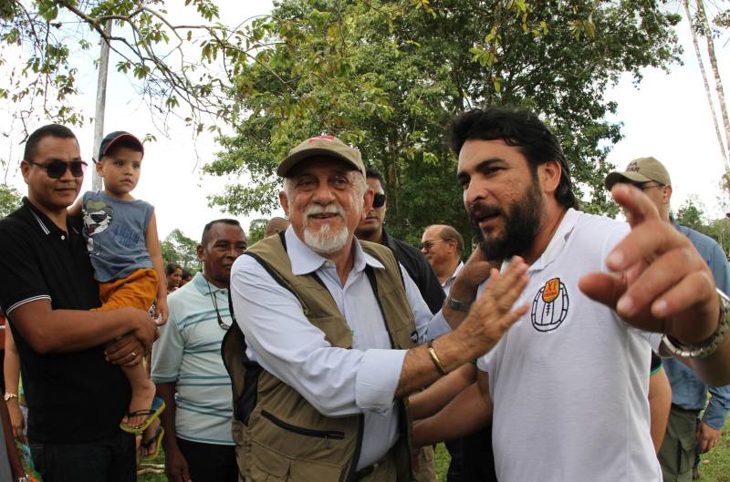 Cento e dezoito famílias da comunidade quilombola do Caeté, no município de Abaetetuba, no nordeste do Estado, foram beneficiadas com um título coletivo de terra. Com o documento, o Governo do Estado, por meio do Instituto de Terras do Pará (Iterpa), reconhece o direito de uma população que há décadas ocupa e trabalha na área. A cerimônia de entrega ocorreu na manhã deste sábado (24), no Centro Comunitário, e contou com a participação do governador Simão Jatene. A área titulada corresponde a cerca de 1.400 hectares. Agora, devidamente respaldadas, as famílias poderão ter acesso a empréstimos, políticas públicas, entre outros benefícios que possibilitam o desenvolvimento da sua produção e a continuidade de suas tradições. “Com o documento de terra a comunidade passa a ter segurança jurídica e acesso a créditos, financiamentos e outros benefícios que antes não lhes era permitido. Além disso, agora eles poderão produzir com mais segurança, mantendo a terra entre as futuras gerações”, afirmou o governador Simão Jatene.
FOTO: CRISTINO MARTINS / AG. PARÁ
DATA: 24.03.2018
ABAETETUBA - PARÁ
<div class='credito_fotos'>Foto: Cristino Martins/Ag. Pará | <a href='/midias/2018/originais/7e248de1-078c-4825-a3ad-b74c7023bdf3.jpg' download><i class='fa-solid fa-download'></i> Download</a></div>
