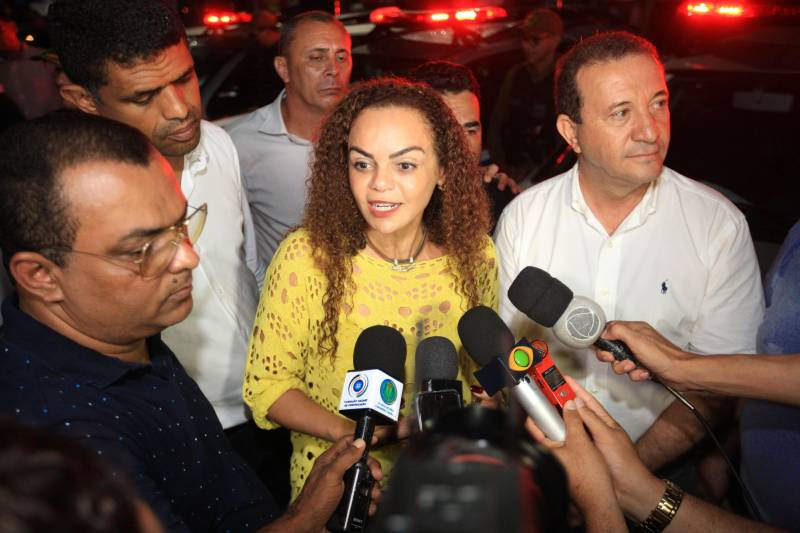 O Governo do Pará garante mais investimentos em segurança, infraestrutura e regularização fundiária ao município de Capanema, no nordeste paraense. Na noite desta segunda-feira (4) foram entregues novas viaturas para a Polícia Militar e assinados convênios e ordens de serviço para novas obras na cidade. Na foto, a titular da Semsu, Izabela Jatene.

FOTO: MÁCIO FERREIRA / AG. PARÁ
DATA: 04.06.2018
CAPANEMA - PARÁ <div class='credito_fotos'>Foto: MÁCIO FERREIRA/ AG. PARÁ   |   <a href='/midias/2018/originais/7e26521b-b0bd-485f-be4b-cb91aa1b9cdd.jpg' download><i class='fa-solid fa-download'></i> Download</a></div>