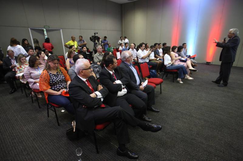 Neste contexto, na última quinta-feira (21), mais uma importante companhia aérea iniciou operações no Aeroporto Internacional de Belém. A Avianca Brasil passa a operar voos diretos e diários de Guarulhos (SP) e de Brasília (DF) para Belém, em confortáveis e modernas aeronaves Airbus A320 com total de 162 assentos. Em nome da diretoria da empresa e dos mais de 5 mil colaboradores, o nosso muito obrigado. Faremos de tudo para que todos se apaixonem por voar conosco”, disse o vice-presidente de Vendas e Marketing da Avianca Brasil, Tarcísio Gargioni, em coletiva de lançamento para a imprensa, que reuniu jornalistas de São Paulo, Brasília e Belém, no Hotel Grand Mercure. Já o chefe da Casa Civil, Adenauer Góes (foto), que representava o governador Simão Jatene, destacou a qualidade das operações da Avianca, que fez essa opção no seu atendimento, serviço de bordo e escolha das aeronaves.
FOTO: MARCELO LELIS / AG. PARÁ
DATA: 21.06.2018
BELÉM - PARÁ <div class='credito_fotos'>Foto: Marcelo Lelis / Ag. Pará | <a href='/midias/2018/originais/7e2891b2-b7e1-4d1f-9e68-d10313ef15c8.jpg' download><i class='fa-solid fa-download'></i> Download</a></div>