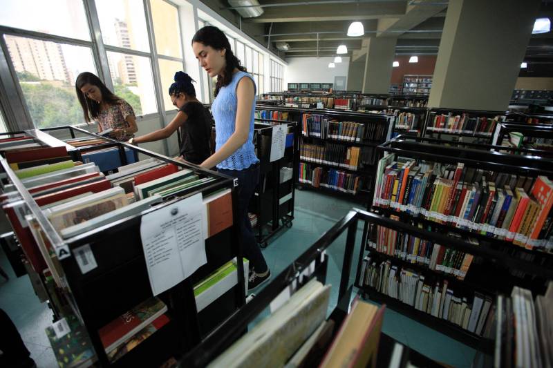 Biblioteca Pública Arthur Vianna, localizada no prédio do Centur. Com mais de 140 anos, o local é uma das principais referências na área em Belém, recebendo uma média de mil usuários por dia. Antes da popularização de instrumentos tecnológicos e sites especializados, a “biblioteca do Centur”, como é conhecida, era uma das principais fontes de pesquisa para alunos de todos os níveis de ensino em Belém.
FOTO: MÁCIO FERREIRA / AG. PARÁ
DATA: 02.03.2018
BELÉM - PARÁ <div class='credito_fotos'>Foto: MÁCIO FERREIRA/ AG. PARÁ | <a href='/midias/2018/originais/7e301458-4a41-4fc2-ba71-c0408b8a40a3.jpg' download><i class='fa-solid fa-download'></i> Download</a></div>
