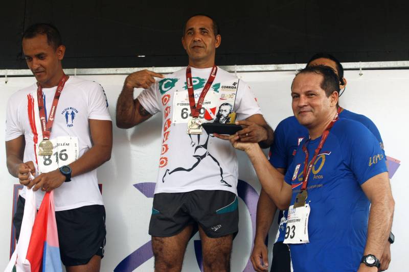 O recém-inaugurado Parque Estadual do Utinga foi o local escolhido para a 4ª edição da Corrida Tiradentes, promovida pela Polícia Militar na manhã deste domingo, 22. No ano em que celebra 200 anos de criação, a PM contou com mais de 750 competidores na prova que iniciou às 6 horas da manhã com um percurso total de 8 Km. Em apenas 4 anos de existência, a Corrida Tiradentes já ganhou a simpatia de muitos atletas profissionais e amadores. Eduardo Costa, de 26 anos é um deles. O competidor alcançou o 1º lugar geral da corrida com menos de 30 minutos de prova e conta que não esperava um resultado tão positivo.
FOTO: CARLOS SODRÉ / AG. PARÁ
DATA: 22.04.2018
BELÉM - PARÁ <div class='credito_fotos'>Foto: Carlos Sodré/Agência Pará | <a href='/midias/2018/originais/7e37df97-65a1-41ed-a97b-cdb777ee09ee.jpg' download><i class='fa-solid fa-download'></i> Download</a></div>