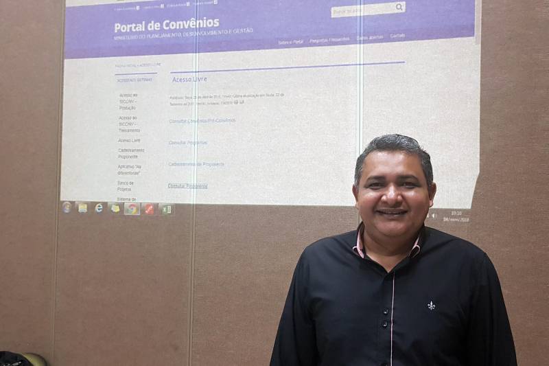 “O governo federal detém 60% de tudo que é arrecadado no País. Existe um fundo chamado ‘transferências voluntárias’, com cerca de R$ 300 bilhões por ano, e que só pode ser acessado através do Sistema de Convênios (Siconv), do Ministério do Planejamento. Então, o município que não tiver capacidade de usar esse sistema vai ficar sem acesso aos recursos”, informou o coordenador-geral da Rede Siconv no Pará, Gabriel Peixoto (foto), no módulo que trata sobre o tema no Workshop de Melhoria Fiscal, realizado pela Secretaria Extraordinária dos Municípios Sustentáveis (Seemsu), em parceria com a Escola de Governança do Pará (EGPA) e Secretaria de Estado de Administração (Sead).
FOTO: KÉLIA SANTOS / ASCOM CRGSP
DATA: 04.03.2018
SANTARÉM - PARÁ <div class='credito_fotos'>Foto: KÉLIA SANTOS / ASCOM CRGSP | <a href='/midias/2018/originais/7e3a05d6-e660-40fc-99bb-12dd972cbb04.jpg' download><i class='fa-solid fa-download'></i> Download</a></div>