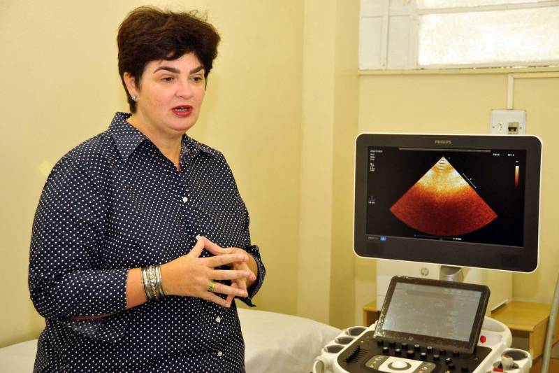 Instalado na Avenida Presidente Vargas com a Travessa Osvaldo Cruz, no térreo do prédio em atividade há 68 anos, vinculado ao 1º Centro Regional de Saúde (1º CRS) da Sespa, o Centro Cardiológico abriga outros ambientes de apoio às consultas cardiológicas, como os de nutrição e apoio oferecido pela enfermagem, duas salas de esperas climatizadas e ambulatório, além do serviço de referência aos pacientes ostomizados, cuja oficina de sacolas recebeu a visita de Heloisa Guimarães (foto).
FOTO: JOSÉ PANTOJA / ASCOM SESPA
DATA: 20.03.2018
BELÉM - PARÁ <div class='credito_fotos'>Foto: José Pantoja / Ascom Sespa | <a href='/midias/2018/originais/7e3feddf-6629-4304-ac53-11acf75aba97.jpg' download><i class='fa-solid fa-download'></i> Download</a></div>