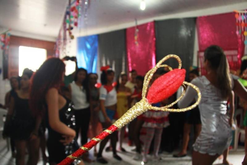 Jovens que cumprem medida socioeducativa de internação no Centro Socioeducativo Feminino (Cesef), localizado em Ananindeua, na Região Metropolitana de Belém, participaram nesta sexta-feira (09) de uma programação carnavalesca, ao lado de servidores da unidade, convidados e familiares. A iniciativa tem o objetivo de proporcionar novas experiências artísticas e culturais, com viés pedagógico, às socioeducandas, a fim de colaborar para a formação cidadã e a reinserção social. A festa foi embalada por antigas marchinhas de Carnaval e sambas- enredo autorais da socioeducação, tocados por percussionistas da Ação Talentos.
FOTO: ALBERTO PASSOS / ASCOM FASEPA
DATA: 09.02.2018
BELÉM - PARÁ <div class='credito_fotos'>Foto: ALBERTO PASSOS/ ASCOM FASEPA | <a href='/midias/2018/originais/7e4130e5-f5b8-4e55-920e-72995cd7a226.jpg' download><i class='fa-solid fa-download'></i> Download</a></div>