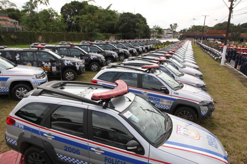 A cerimônia pelo Dia de Tiradentes, patrono das polícias militares do Brasil, este ano, no Pará, teve um toque especial. Na manhã desta quinta-feira, 20, no Comando Geral da Polícia Militar do Estado, foram oficializadas as promoções de 539 policiais e entregues 170 novos veículos para a corporação. O governador Simão Jatene participou da cerimônia. A frota vai ajudar no combate à criminalidade na região metropolitana de Belém e interior do estado. Dos 170 veículos entregues para reforçar o policiamento, 60 são motocicletas, 60 viaturas modelo Palio Weekend com cela e 50 Pick-ups, com cela, todos em regime de locação, que serão somados à frota. Serão investidos mensalmente 4 milhões de reais. As 539 promoções beneficiam policiais militares da capital e do interior do estado, sendo 462 praças e 77 oficiais. “Eu me sinto lisonjeada e quero chegar à capitã”, disse Rejane Santa Brígida Miranda, promovida de soldado a cabo. “Fico feliz também por termos um plano seguro, de carreira e me sinto prestigiada na carreira que escolhi”, completou Rejane.
FOTO: CRISTINO MARTINS / AG PARÁ
DATA:20.04.2018
BELÉM - PARÁ <div class='credito_fotos'>Foto: Cristino Martins/Ag. Pará | <a href='/midias/2018/originais/7e41596f-4756-4eb3-8fcb-3b7ca92b4c4c.jpg' download><i class='fa-solid fa-download'></i> Download</a></div>