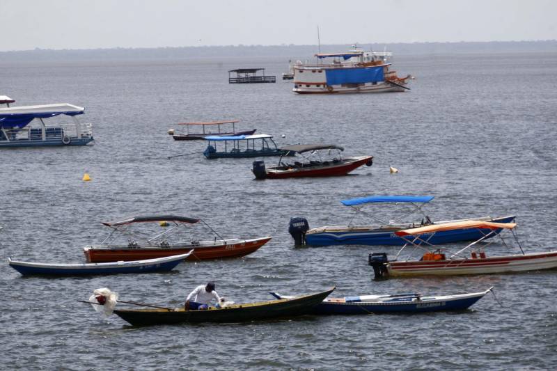 O distrito de Alter do Chão, destino turístico internacional onde fica a praia que já foi eleita a mais bonita do Brasil, recebe investimentos do governo do Estado nas áreas de infraestrutura e saneamento básico. O governador Simão Jatene, que cumpre agenda em três municípios do oeste paraense nesta sexta-feira (9) e sábado (10), assinou nesta sexta a ordem de serviço que autoriza o início da construção do novo sistema de abastecimento de água da vila, localizada a cerca de 28 quilômetros de Santarém. Orçada em R$ 11 milhões, a obra vai levar água de qualidade aos mais de sete mil habitantes da comunidade. Com o novo sistema de captação e tratamento de água, a meta é alcançar 100% dos imóveis no distrito. Segundo o presidente da Companhia de Saneamento do Pará (Cosanpa), Cláudio Conde, a obra é uma implantação pioneira em Alter do Chão, já que será o primeiro sistema do tipo fora de um núcleo urbano. O contrato com a empresa executora foi assinado na quinta-feira (8). A previsão é que os trabalhos sejam iniciados imediatamente e concluídos no prazo de 18 meses.
FOTO: THIAGO GOMES / AG. PARÁ
DATA: 09.03.2018
SANTARÉM - PARÁ <div class='credito_fotos'>Foto: Thiago Gomes /Ag. Pará | <a href='/midias/2018/originais/7e462f03-4411-402d-add5-26ccc91c9a53.jpg' download><i class='fa-solid fa-download'></i> Download</a></div>