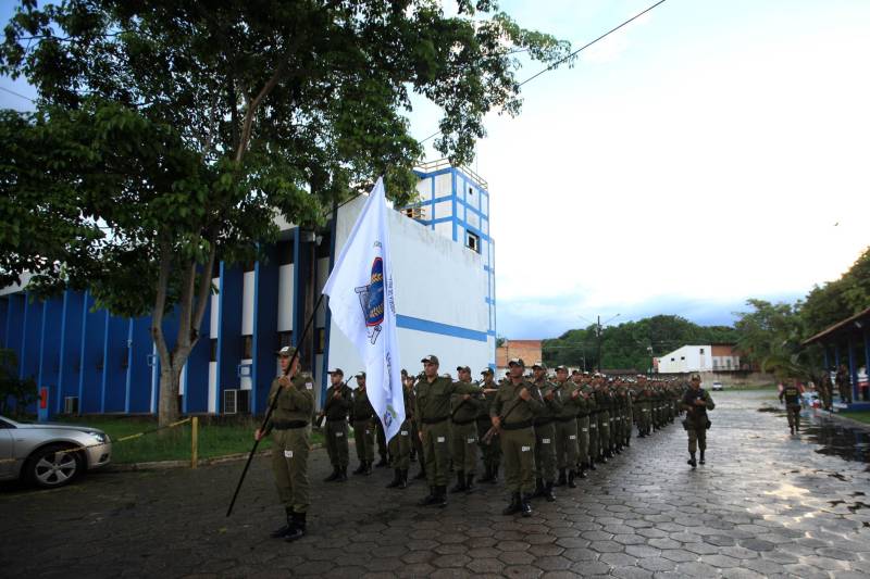 Cerca de 2.400 policiais militares que estão em processo de formação por meio dos Cursos de Formação de Praças (CFP), de Oficiais (CFO), de Habilitação de Oficiais (CHO) e de Adaptação de Oficiais (CHO). Durante a caminhada (foto), a Academia de Polícia Militar “Cel Fontoura” executou a primeira marcha administrativa para exercitar os pelotões do Curso de Formação de Oficiais (CFO) e do Curso de Adaptação de Oficiais da PMPA (CADO) nos deslocamentos a pé por longos percursos. A caminhada de 10 Km contou com a participação de 183 alunos da Academia de Polícia Militar.
FOTO: MÁCIO FERREIRA / AG. PARÁ
DATA: 15.02.2018
MARITUBA - PARÁ <div class='credito_fotos'>Foto: MÁCIO FERREIRA/ AG. PARÁ | <a href='/midias/2018/originais/7e4bc2d8-6d56-41c1-95fc-4b6a342e440d.jpg' download><i class='fa-solid fa-download'></i> Download</a></div>