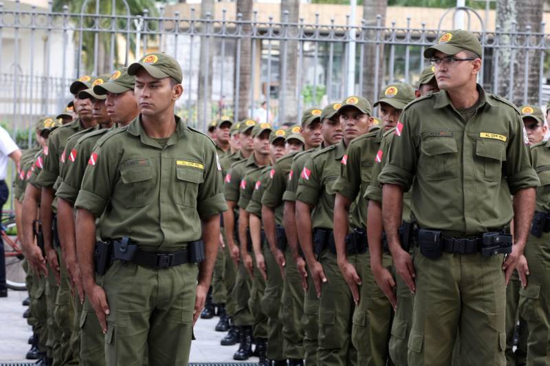 Cerca de 2 mil alunos do curso de formação de praças da Polícia Militar cumprem neste sábado (12) uma etapa importante da preparação: eles saem pela primeira vez às ruas, no estágio supervisionado, para vivenciar situações reais da carreira e, ao mesmo tempo, reforçar o policiamento ostensivo. Em Belém, cerca de 500 homens e mulheres se concentraram na Praça Santuário, em frente à Basílica de Nazaré, e saíram, em seguida, para diversos pontos da capital. A ação faz parte do pacote de medidas de combate à criminalidade e reforço da segurança pública anunciado pelo Governo do Estado.
FOTO: SIDNEY OLIVEIRA / AG. PARÁ
DATA: 12.05.2018
BELÉM - PARÁ <div class='credito_fotos'>Foto: Sidney Oliveira/Ag. Pará | <a href='/midias/2018/originais/7e4c0697-7732-417e-86ff-5aaf897a2151.jpg' download><i class='fa-solid fa-download'></i> Download</a></div>