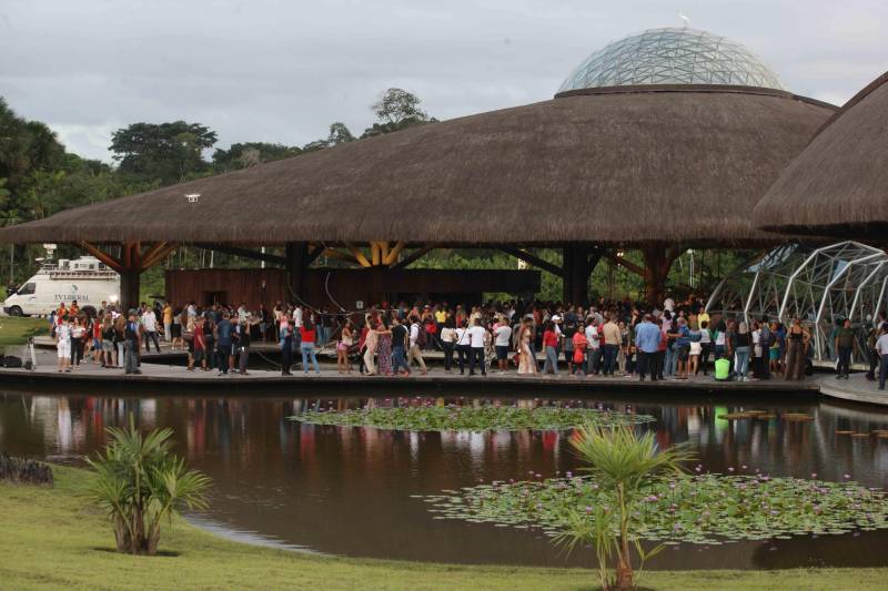 O Parque Estadual do Utinga (PEUt) o mais importante espaço de preservação e estudo da biodiversidade dentro da Região Metropolitana de Belém será reaberto à população a partir desta sexta,16, a partir das 16h30, com apresentações artísticas, com o Boi Veludinho, crianças do Pro Paz e a premiada Orquestra Sinfônica do Theatro da Paz. A apresentação será em um espaço ao ar livre e não será necessária a retirada de ingressos, por esse motivo, a recomendação é que o público chegue cedo, porque a entrada será fechada quando o espaço estiver lotado.
FOTO: SIDNEY OLIVEIRA / AG PARÁ
DATA: 16.03.2018
BELÉM - PARÁ <div class='credito_fotos'>Foto: Sidney Oliveira/Ag. Pará | <a href='/midias/2018/originais/7e4f0961-a866-4b41-87a8-b4851b06b469.jpg' download><i class='fa-solid fa-download'></i> Download</a></div>