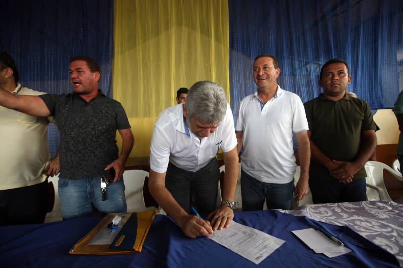O Governo do Estado entregou na tarde desta sexta-feira (29), a ordem de serviço para a pavimentação de três quilômetros de vias no munícipio de Bonito, no Nordeste do Estado. O documento foi entregue pelo chefe do Núcleo de Governo, José Megale (foto). O investimento na ordem de R$ 1,3 milhão faz parte dos esforços do Governo do Estado em levar mais qualidade de vida à população. A assinatura contou com a participação do presidente da Assembleia Legislativa do Estado (Alepa), deputado Márcio Miranda, e do deputado Milton Campos, que também entregou as chaves de uma retroescavadeira adquirida através de emenda parlamentar.
FOTO: SIDNEY OLIVEIRA / AG. PARÁ
DATA: 29.06.2018
BONITO - PARÁ <div class='credito_fotos'>Foto: Sidney Oliveira/Ag. Pará | <a href='/midias/2018/originais/7e5157ae-233d-4544-a496-58369eccba40.jpg' download><i class='fa-solid fa-download'></i> Download</a></div>