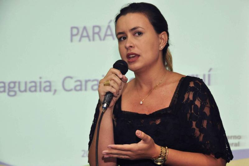 Começou nesta quarta-feira, 7, em Belém, o Seminário de Monitoramento das Maternidades na Perspectiva da Rede Cegonha. O encontro ocorre na Escola de Governança do Pará e é ministrado por técnicas do Ministério da Saúde. O evento visa apresentar aos gestores da Secretaria Estadual de Saúde Pública (Sespa), de municípios e de hospitais públicos o resultado do monitoramento realizado pelo governo federal nas maternidades do Pará em 2017, a título de contribuição para o aperfeiçoamento de estratégias já pactuadas na perspectiva da melhoria na Atenção Obstétrica e Neonatal nos Estabelecimentos avaliados. Na foto, Mariana Carvalho, da Coordenação Geral de Saúde das Mulheres do MS.
FOTO: JOSÉ PANTOJA / ASCOM SESPA
DATA: 07.11.2018
BELÉM - PARÁ <div class='credito_fotos'>Foto: José Pantoja / Ascom Sespa | <a href='/midias/2018/originais/7e575cf3-418f-45a0-83d0-53c245d28120.jpg' download><i class='fa-solid fa-download'></i> Download</a></div>