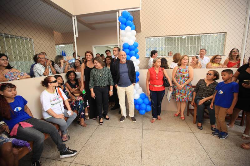 "Hoje vim para uma agenda de inauguração, mas vivi uma experiência de amor, que emana em cada ação dos alunos, professores, direção e de cada um que faz parte desta escola que se torna tão especial porque tem alma". A declaração foi feita pelo governador Simão Jatene (foto), nesta terça, 27, durante a inauguração da obra de reforma e ampliação da Escola Álvares de Azevedo, localizada no Bairro de Batista Campos, em Belém. O governador transformou a inauguração em uma grande confraternização. Passou a tarde na Escola e fez questão de cantar e dançar com os alunos, que expressaram muita gratidão pela obra. Atendendo atualmente 436 alunos, a “Álvares de Azevedo” é uma Unidade Especializada dedicada à educação de estudantes com deficiência visual, e que trabalha nos eixos da educação e da habilitação.
FOTO: MÁCIO FERREIRA / AG. PARÁ
DATA: 27.03.2018
BELÉM - PARÁ <div class='credito_fotos'>Foto: MÁCIO FERREIRA/ AG. PARÁ | <a href='/midias/2018/originais/7e592d4c-bf56-4e72-8252-617c8d110da8.jpg' download><i class='fa-solid fa-download'></i> Download</a></div>
