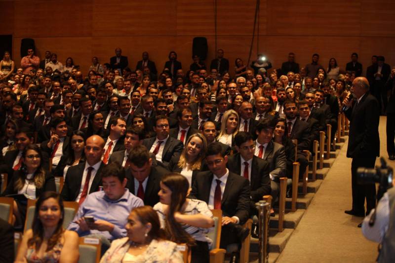 Para o governador Simão Jatene (foto), todos os nomeados podem se considerar – a partir do momento em que optaram por um concurso público no Pará – paraenses, “pois vão ajudar a construir o estado”. “Vocês terão a grata oportunidade de conhecer o estado pelo seu interior, o que é extremamente enriquecedor”, disse o governador. “Mas, preparem-se, pois terão poucos aplausos nos acertos e muitas e severas críticas ao menor erro”. Sobre o concurso e a posse dos novos delegados, Jatene disse que “mais um desafio foi vencido, que é o de ter um delegado para cada município”. “É mais um passo no sentido de combater a violência e melhorar os índices da segurança pública, o que nós fazemos mesmo com a crise que ainda assola o país”, disse o governador. “Enquanto existir essa vontade coletiva, unindo governo e sociedade, vamos vencer mais desafios, em todas as áreas”, concluiu Simão Jatene.
FOTO: SYDNEY OLIVEIRA / AG. PARÁ
DATA: 26.02.2018
BELÉM - PARÁ <div class='credito_fotos'>Foto: Sidney Oliveira/Ag. Pará | <a href='/midias/2018/originais/7e5c3339-5396-439e-854c-771f8b1f01f8.jpg' download><i class='fa-solid fa-download'></i> Download</a></div>