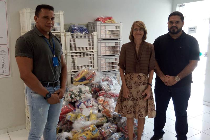 Nesta sexta-feira (23), o Instituto de Metrologia do Estado do Pará (Imetropará) realizou a doação de alimentos ao Grupo Assistencial Solar do Acalanto. Na foto, o diretor Técnico do Imetropará, Olintho Azevedo (e), e a responsável pelo Solar do Acalanto, Ana Maria Araújo.
FOTO: ASCOM IMETROPARÁ
DATA: 23.03.2018
BELÉM - PARÁ <div class='credito_fotos'>Foto: Ascom Imetropará | <a href='/midias/2018/originais/7e5ff853-69f7-45ce-ae7f-cebe3a6cceb9.jpg' download><i class='fa-solid fa-download'></i> Download</a></div>