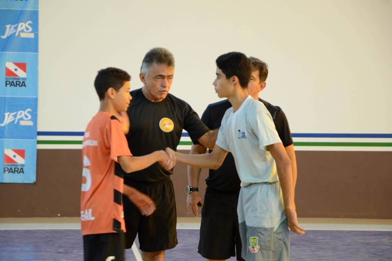 Basquete, futsal, handebol e vôlei são as modalidades disputadas na etapa Carajás, dos Jogos Estudantis Paraenses (Jeps), em Parauapebas, no sudeste do Pará. O primeiro dia de competições, foi na quinta-feira (24), apontou os primeiros finalistas. Os vencedores vão disputar a etapa estadual, em junho, na capital paraense. 

FOTO: FERNANDO NOBRE / ASCOM SEDUC
DATA: 25.05.2018
PARAUAPEBAS - PARÁ <div class='credito_fotos'>Foto: FERNANDO NOBRE/ASCOM SEDUC   |   <a href='/midias/2018/originais/7e6694c0-8b17-4ac1-a3c6-74f121097754.jpg' download><i class='fa-solid fa-download'></i> Download</a></div>