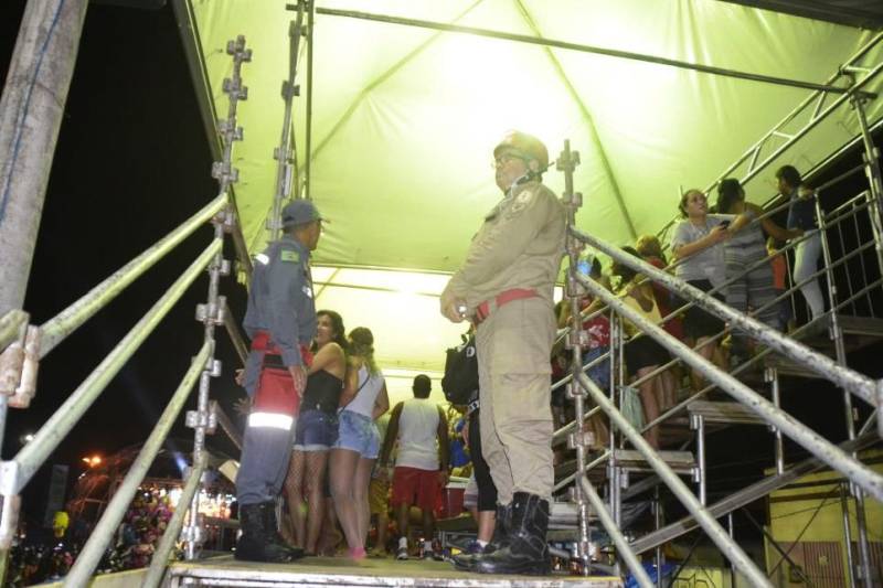 A terça-feira de Carnaval (13) nas praias do município de Barcarena foi marcada pelo trabalho de prevenção e de orientação aos frequentadores. Militares do Corpo de Bombeiros trabalharam intensamente no quarto dia da Operação Carnaval 2018 nas praias e blocos de rua, a fim de garantir a segurança de todos. A festa em Barcarena só terminará na Quarta-feira de Cinzas, com atrações musicais. As praias de Caripi, Vila do Conde, Cupiranga e Sirituba receberam o reforço do efetivo militar para atender os banhistas em qualquer situação. Com a tranquilidade nas praias, não houve registro de ocorrências graves, resultado do trabalho preventivo realizado pelo 6° Grupamento de Bombeiros Militar de Barcarena.
FOTO: ASCOM / CBMPA
DATA: 13.02.2018
VIGIA - PARÁ
<div class='credito_fotos'>Foto: ASCOM / CBMPA | <a href='/midias/2018/originais/7e68648e-c897-4d9f-843c-dd94530d2bb7.jpg' download><i class='fa-solid fa-download'></i> Download</a></div>