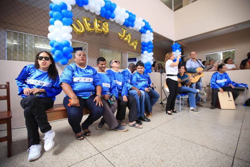 "Hoje vim para uma agenda de inauguração, mas vivi uma experiência de amor, que emana em cada ação dos alunos, professores, direção e de cada um que faz parte desta escola que se torna tão especial porque tem alma". A declaração foi feita pelo governador Simão Jatene, nesta terça, 27, durante a inauguração da obra de reforma e ampliação da Escola Álvares de Azevedo, localizada no Bairro de Batista Campos, em Belém. O governador transformou a inauguração em uma grande confraternização. Passou a tarde na Escola e fez questão de cantar e dançar com os alunos, que expressaram muita gratidão pela obra. Atendendo atualmente 436 alunos, a “Álvares de Azevedo” é uma Unidade Especializada dedicada à educação de estudantes com deficiência visual, e que trabalha nos eixos da educação e da habilitação.
FOTO: MÁCIO FERREIRA / AG. PARÁ
DATA: 27.03.2018
BELÉM - PARÁ <div class='credito_fotos'>Foto: MÁCIO FERREIRA/ AG. PARÁ | <a href='/midias/2018/originais/7e697cf7-ed1b-4749-8d33-5b2f6c620567.jpg' download><i class='fa-solid fa-download'></i> Download</a></div>