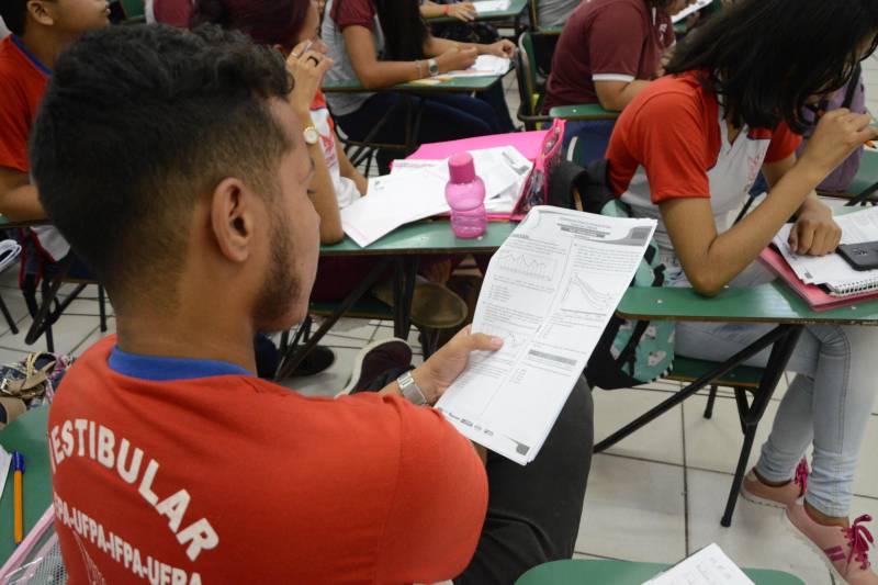 Sucesso não é só o nome do colégio que reuniu mais de 500 alunos da rede pública na última quarta-feira (7), para revisarem o conteúdo para a segunda fase do Enem. É o que todos eles querem alcançar após a prova do domingo, dia 11. Para isso, os estudantes precisam conseguir bom desempenho diante das 90 questões entre Ciências da Natureza e Matemática
FOTO: FERNANDO NOBRE / ASCOM SEDUC
DATA: 09.11.2018
BELÉM - PARÁ <div class='credito_fotos'>Foto: FERNANDO NOBRE/ASCOM SEDUC | <a href='/midias/2018/originais/7e6db596-6af1-4541-84db-c60e7b0bbabc.jpg' download><i class='fa-solid fa-download'></i> Download</a></div>