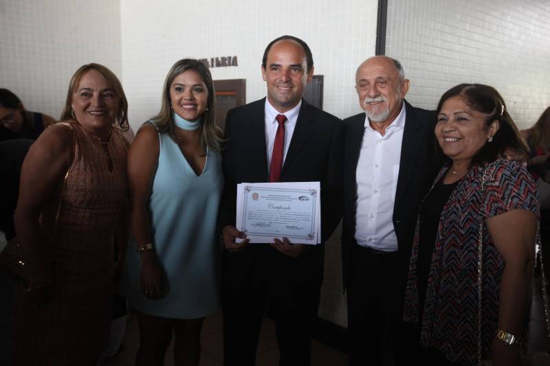 Para o governador Simão Jatene (foto), todos os nomeados podem se considerar – a partir do momento em que optaram por um concurso público no Pará – paraenses, “pois vão ajudar a construir o estado”. “Vocês terão a grata oportunidade de conhecer o estado pelo seu interior, o que é extremamente enriquecedor”, disse o governador. “Mas, preparem-se, pois terão poucos aplausos nos acertos e muitas e severas críticas ao menor erro”. Sobre o concurso e a posse dos novos delegados, Jatene disse que “mais um desafio foi vencido, que é o de ter um delegado para cada município”. “É mais um passo no sentido de combater a violência e melhorar os índices da segurança pública, o que nós fazemos mesmo com a crise que ainda assola o país”, disse o governador. “Enquanto existir essa vontade coletiva, unindo governo e sociedade, vamos vencer mais desafios, em todas as áreas”, concluiu Simão Jatene.
FOTO: SYDNEY OLIVEIRA / AG. PARÁ
DATA: 26.02.2018
BELÉM - PARÁ <div class='credito_fotos'>Foto: Sidney Oliveira/Ag. Pará | <a href='/midias/2018/originais/7e6ebde0-3fd1-48df-8227-7db44f2cbaed.jpg' download><i class='fa-solid fa-download'></i> Download</a></div>