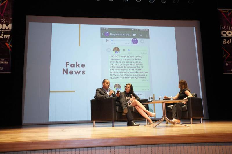 A programação neste primeiro dia começou com o debate "Jornalismo político em tempos de fake news e redes sociais: o desafio da credibilidade", que teve a participação de três jornalistas que moram em Brasília e de onde acompanham a rotina política brasileira. Adriana Vasconcelos (c), que foi correspondente do jornal O Globo por 15 anos, e trabalhou na cobertura de seis eleições presidenciais e Luiz Fara Monteiro (e), repórter do Jornal da Record, em Brasília, setorizado em política e economia, debaterem as melhores formas de identificar e conter as fake news. O debate teve a mediação da jornalista paraense Francy Rodrigues (d), assessora do senador Randolfe Rodrigues (Rede).
FOTO: MÁCIO FERREIRA / AG. PARÁ
DATA: 11.06.2018
BELÉM - PARÁ <div class='credito_fotos'>Foto: MÁCIO FERREIRA/ AG. PARÁ | <a href='/midias/2018/originais/7e7f9eb2-d203-4526-881b-9467762baa5d.jpg' download><i class='fa-solid fa-download'></i> Download</a></div>