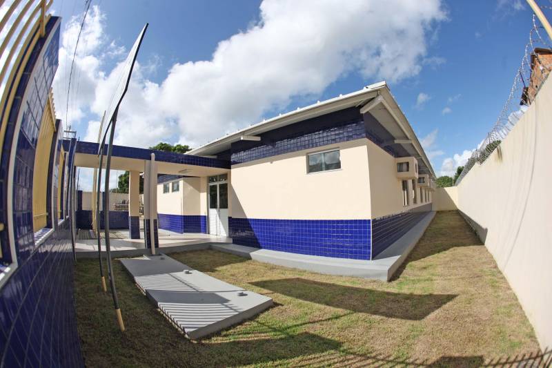 No último dia 14, a dona de casa Francisca Correa foi assaltada quando saia da igreja, no município de Primavera, nordeste do estado. dois rapazes a derrubaram da bicicleta e levaram sua bolsa. Francisca acabou se tornando uma das primeiras usuárias da nova Unidade Integrada de Polícia Pro Paz (UIPP) em Primavera. "Cheguei, fui rapidamente atendida e os dois rapazes já foram, inclusive, presos", disse. Francisca, que voltou à UIPP nessa segunda-feira, dia 19, para buscar o boletim de ocorrência. Coincidentemente, o mesmo dia em que a unidade foi oficialmente entregue à população pelo governador Simão Jatene. Não que a gente goste de vir aqui, né?", afirmou Francisca. Delegacia nunca é bom, completou a dona de casa. "Mas, quando a gente chega num lugar novo e é bem atendida, aí se sente mais tranquila, principalmente numa hora de sofrimento como essa, de um assalto", concluiu.
FOTO: RODOLFO OLIVEIRA / AG. PARÁ
DATA: 19.03.2018
PRIMAVERA - PARÁ <div class='credito_fotos'>Foto: Rodolfo Oliveira/Ag. Pará | <a href='/midias/2018/originais/7e84978b-d9f9-4f69-918b-63f0dea8ea1a.jpg' download><i class='fa-solid fa-download'></i> Download</a></div>