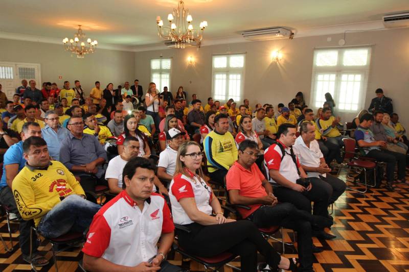 O Governo do Estado entregou, nesta segunda-feira, 12, no Palácio do Governo, 75 motocicletas a mototaxistas de Belém, Castanhal, Ananindeua e Igarapé-Açu. As motos foram adquiridas pelos mototaxistas por meio do Credcidadão, programa que incentiva a geração de trabalho e renda entre os microempreendedores com necessidades financeiras. O governador Simão Jatene fez a entrega das chaves das motos, acompanhado do prefeito de Belém, Zenaldo Coutinho; do presidente da Assembleia Legislativa do Estado do Pará (Alepa), Márcio Miranda; dos deputados Eliel Faustino e Coronel Neil; do secretário de Desenvolvimento Econômico, Indústria, Comércio e Mineração, Hildegardo Nunes; do diretor-geral do Credcidadão, Jorge Rezende e de representantes de sindicatos e associações de mototaxistas, entre eles o presidente do Sindicato dos Mototaxistas do Pará, José Ribamar Soares, o Alemão.
FOTO: CRISTINO MARTINS / AG. PARÁ
DATA: 12.11.2018
BELÉM - PARÁ <div class='credito_fotos'>Foto: Cristino Martins/Ag. Pará | <a href='/midias/2018/originais/7e87d7f5-4b26-49cb-b28b-95e650c4bf5c.jpg' download><i class='fa-solid fa-download'></i> Download</a></div>